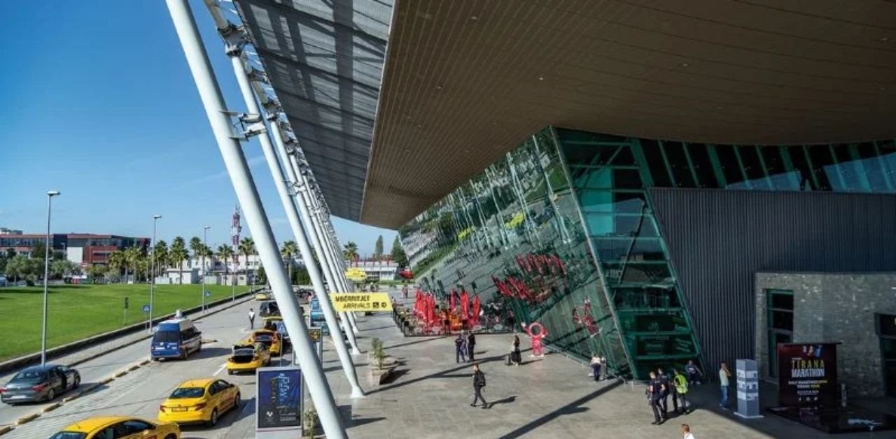 Aerolineas Argentinas Airlines YMX Terminal