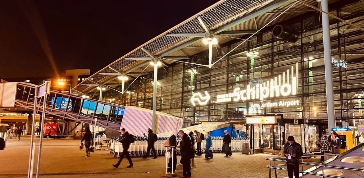 Alitalia Airlines AMS Terminal